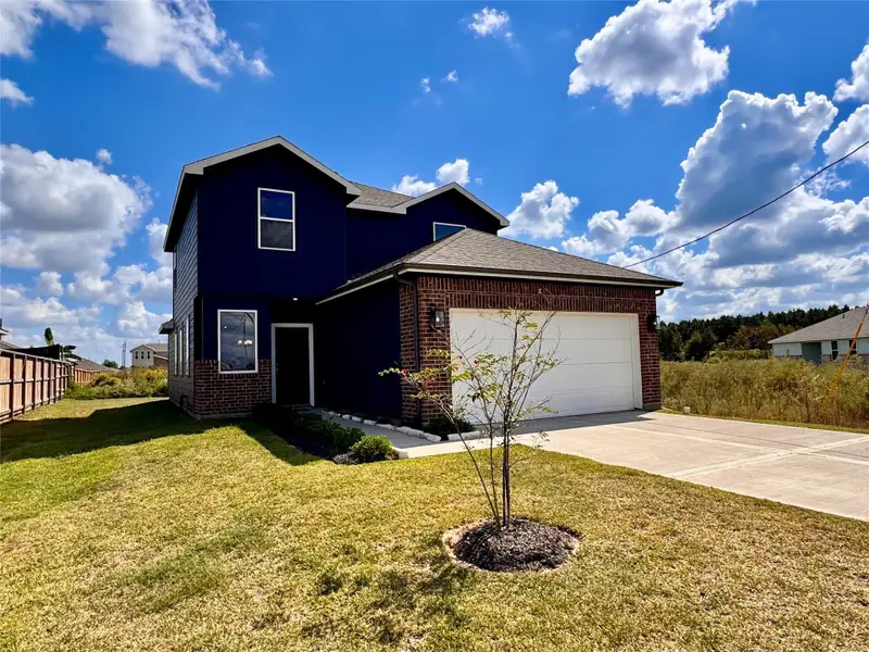 Front exterior of a new home in Santa Fe, Cleveland, TX, highlighting curb appeal (Image 1). Front exterior of a new home in Santa Fe, Cleveland, TX, highlighting curb appeal (Image 1).