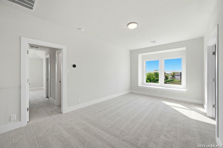 Spacious, unfurnished interior of a new home in Venado Crossing, Cibolo (Image 12).