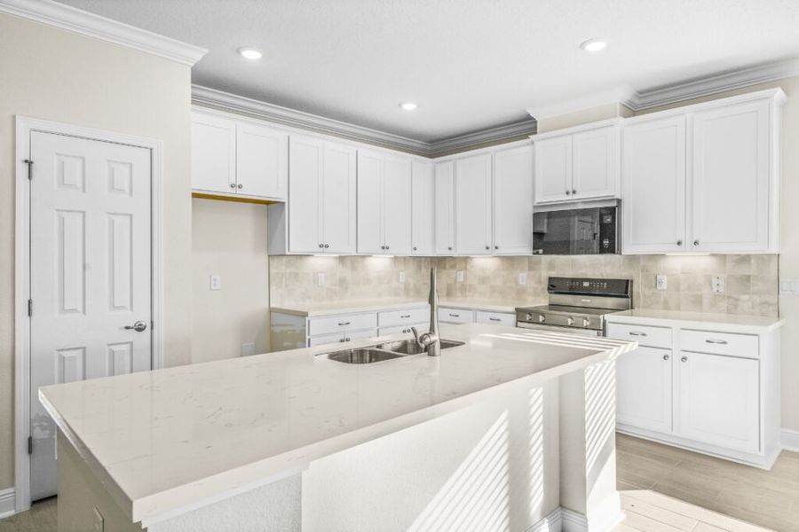 Furnished interior view inside a new home in Lake Merial, Panama City (Image 8).