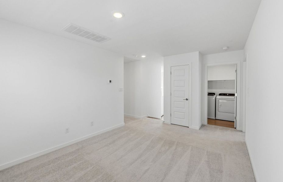 Spacious, unfurnished interior of a new home in Wolf Ranch, Georgetown (Image 20).