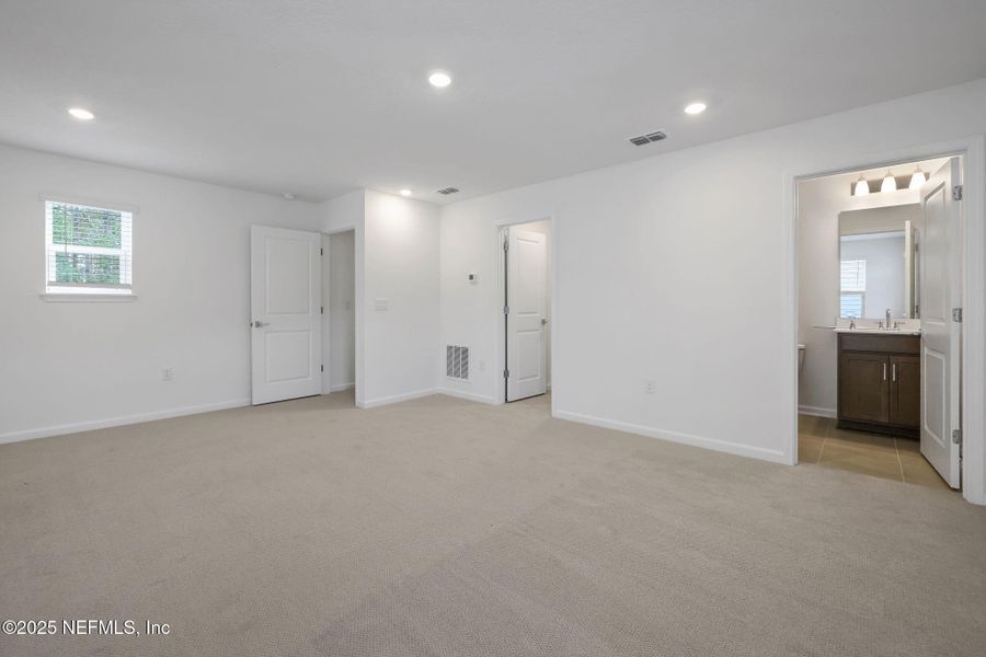 Spacious, unfurnished interior of a new home in Brook Forest, St. Augustine (Image 29).