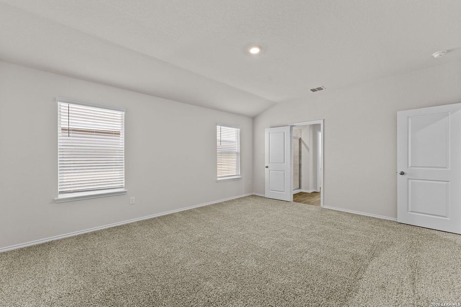 Spacious, unfurnished interior of a new home in Laurel Vistas, San Antonio (Image 13).