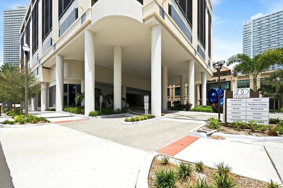 Condo located in St. Petersburg, FL showcasing its design and architecture (Image 30).