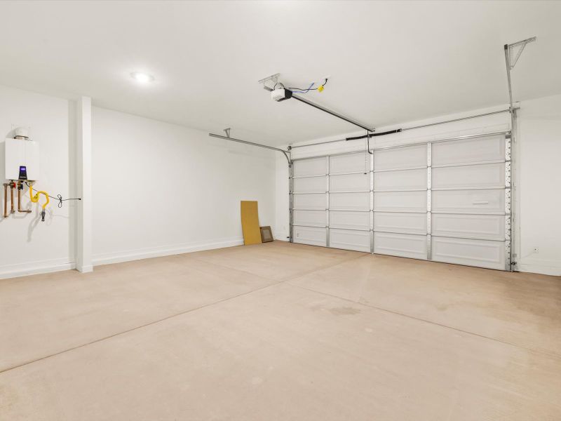 Spacious, unfurnished interior of a new home in Entrada Reserve Series, Tolleson (Image 18).