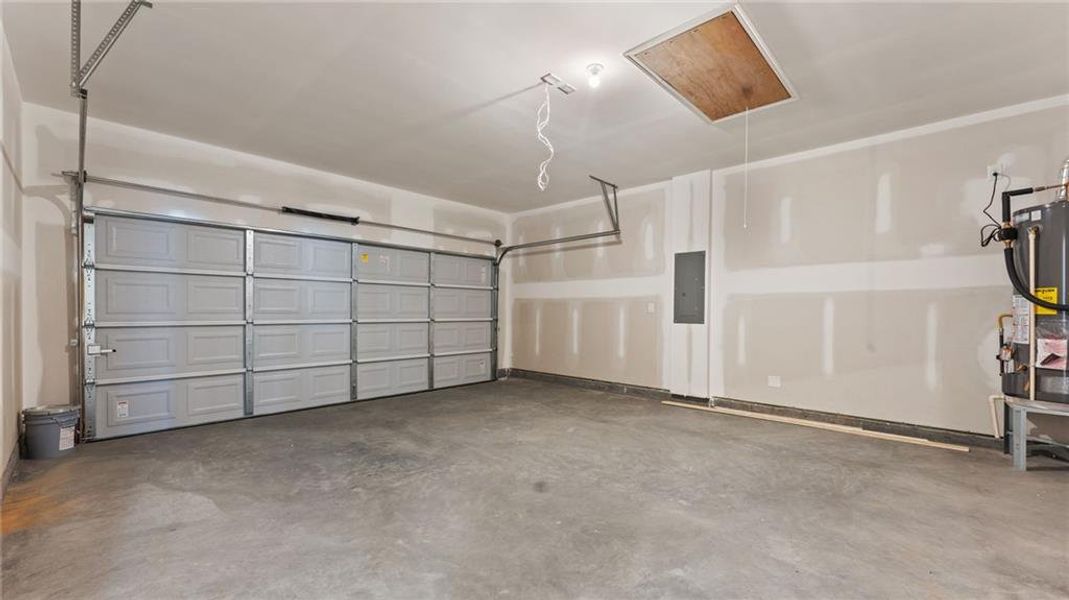 Spacious, unfurnished interior of a new home in Villages at Cedar Hill, Dallas (Image 20).