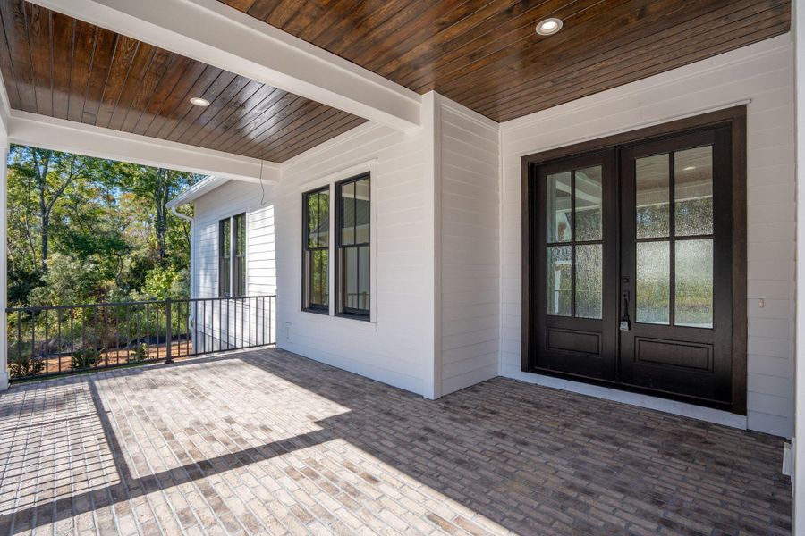 Exterior details and patio area of a home in , Ravenel (Image 29).