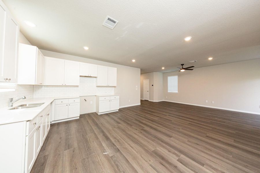 Spacious, unfurnished interior of a new home in Bammel Oaks, Houston (Image 22).