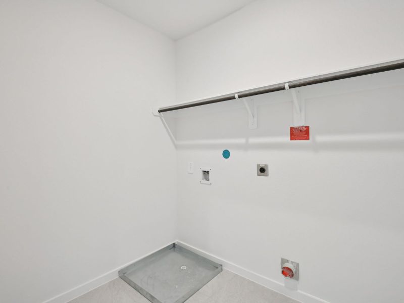 Spacious, unfurnished interior of a new home in Kemah Crossing - City Series, Kemah (Image 12).