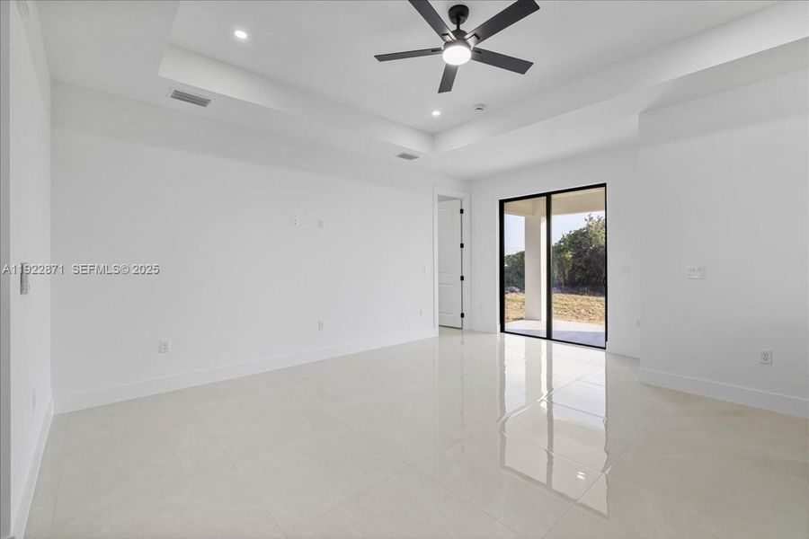 Spacious, unfurnished interior of a new home in , Lehigh Acres (Image 21).