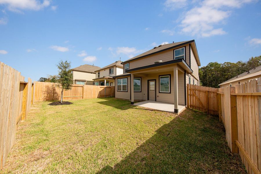Exterior details and patio area of a home in Mackenzie Creek, Conroe (Image 3).