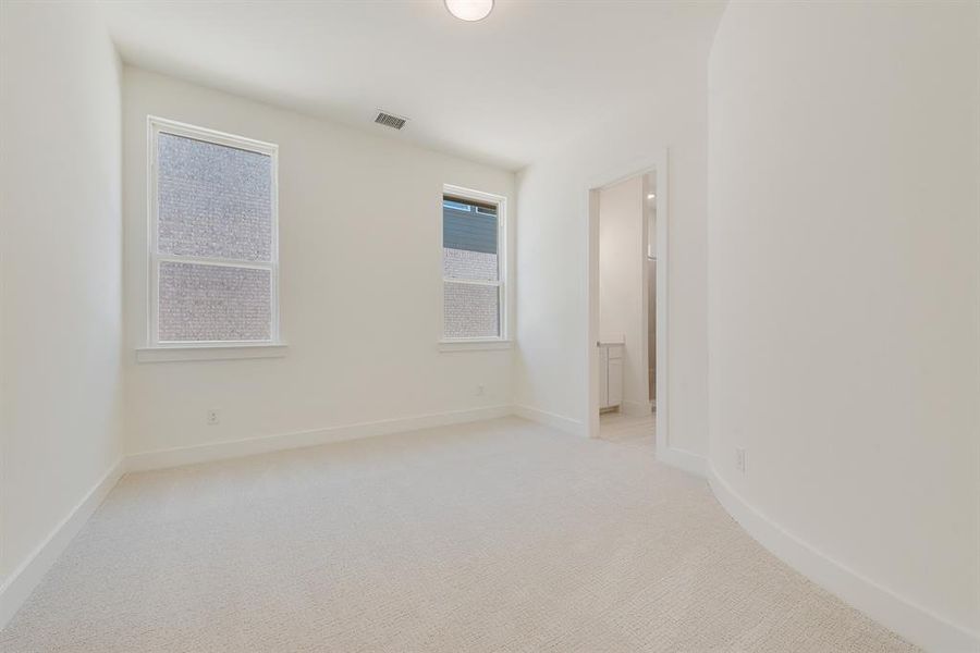 Spacious, unfurnished interior of a new home in Quail Hollow, Rockwall (Image 29).