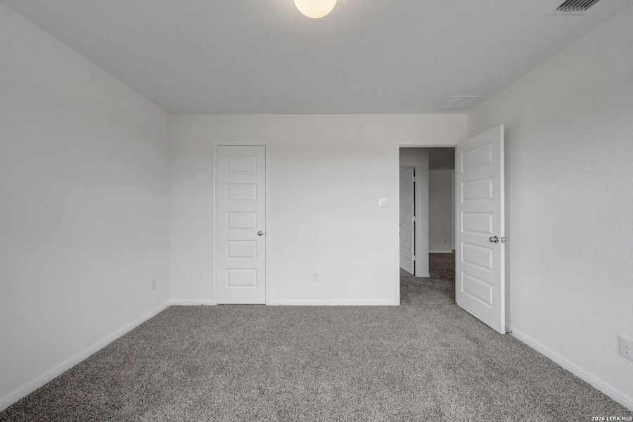 Spacious, unfurnished interior of a new home in Mesquite Ridge, San Antonio (Image 35).