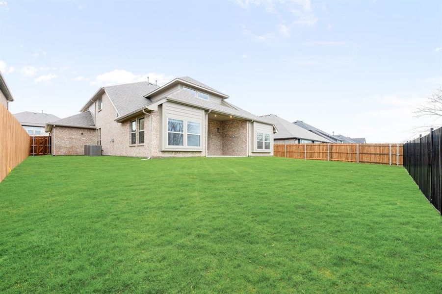 Exterior details and patio area of a home in Sonoma Verde, Rockwall (Image 24).