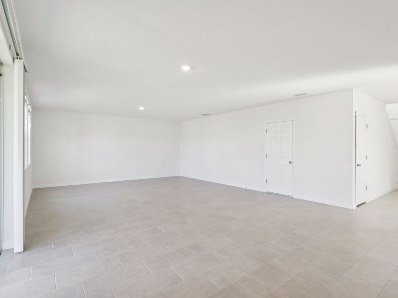 Spacious, unfurnished interior of a new home in The Reserve at Twin Lakes, St. Cloud (Image 8).