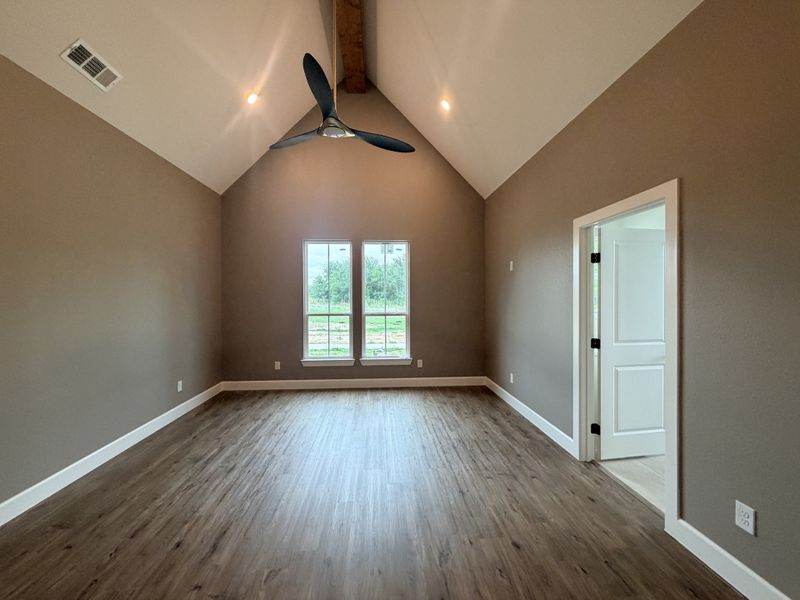Spacious, unfurnished interior of a new home in Oak Water Ranch, Granbury (Image 24).