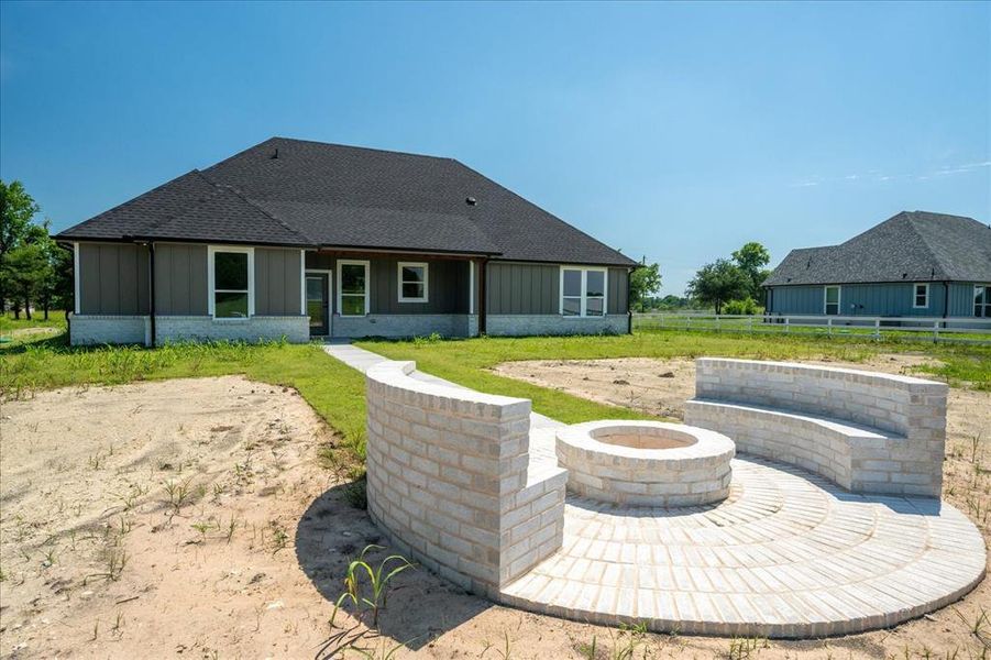 Exterior details and patio area of a home in , Leonard (Image 3).