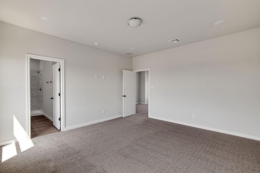 Spacious, unfurnished interior of a new home in Trails of Fossil Creek, Fort Worth (Image 29).