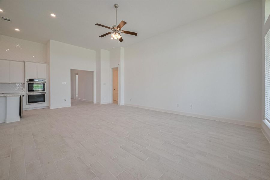 Spacious, unfurnished interior of a new home in Lago Mar, Texas City (Image 23).