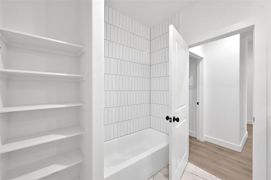 Tub/shower with tile to the ceiling.