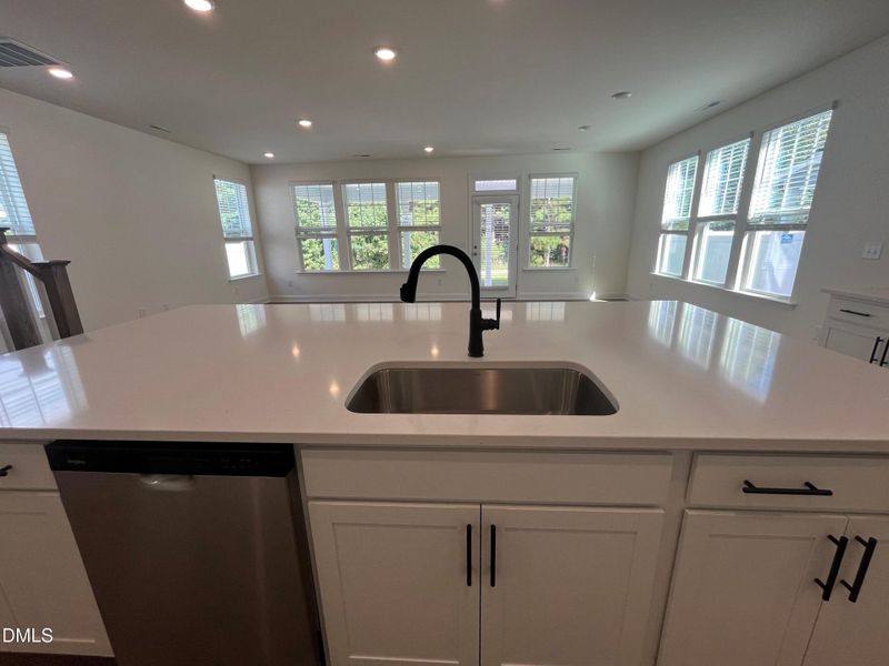 10ft Island w/Quartz Countertops