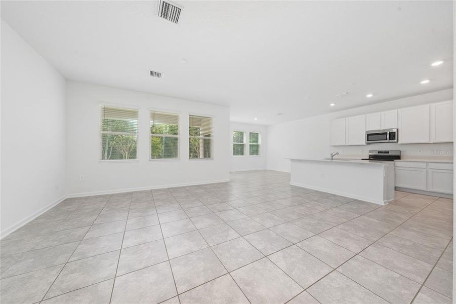 Spacious, unfurnished interior of a new home in Storey Creek, Kissimmee (Image 19).
