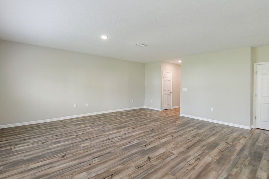 Spacious, unfurnished interior of a new home in Scenic Terrace, Haines City (Image 10).