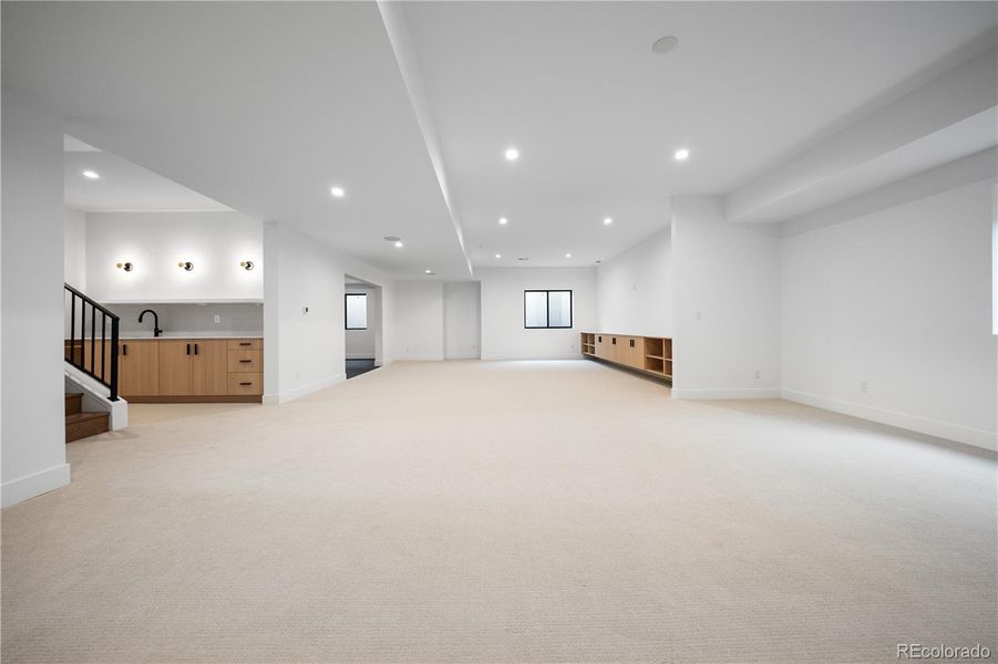 Spacious, unfurnished interior of a new home in , Golden (Image 34).