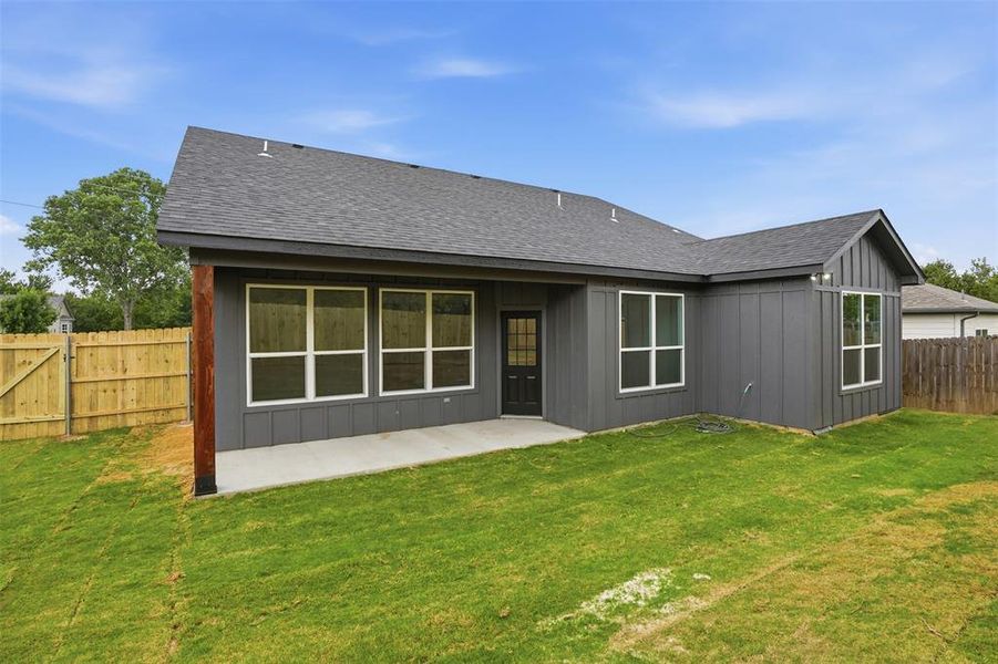 Exterior details and patio area of a home in , Granbury (Image 3).