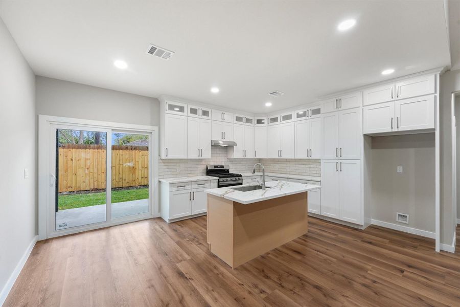 Furnished interior view inside a new home in , Pasadena (Image 9).