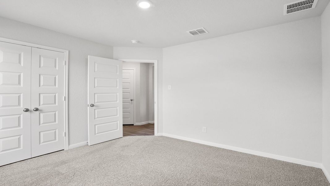 Spacious, unfurnished interior of a new home in Hunters Ranch, San Antonio (Image 13).