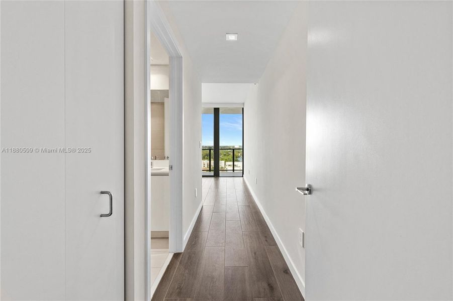 Spacious, unfurnished interior of a new home in , Pompano Beach (Image 66).