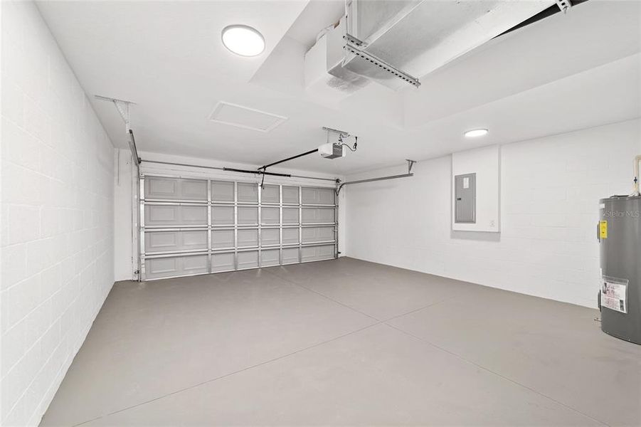 Spacious, unfurnished interior of a new home in , Ocala (Image 32).
