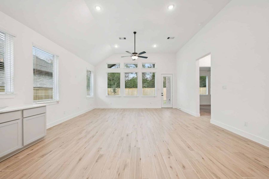 Spacious, unfurnished interior of a new home in Kresston, Montgomery (Image 32).