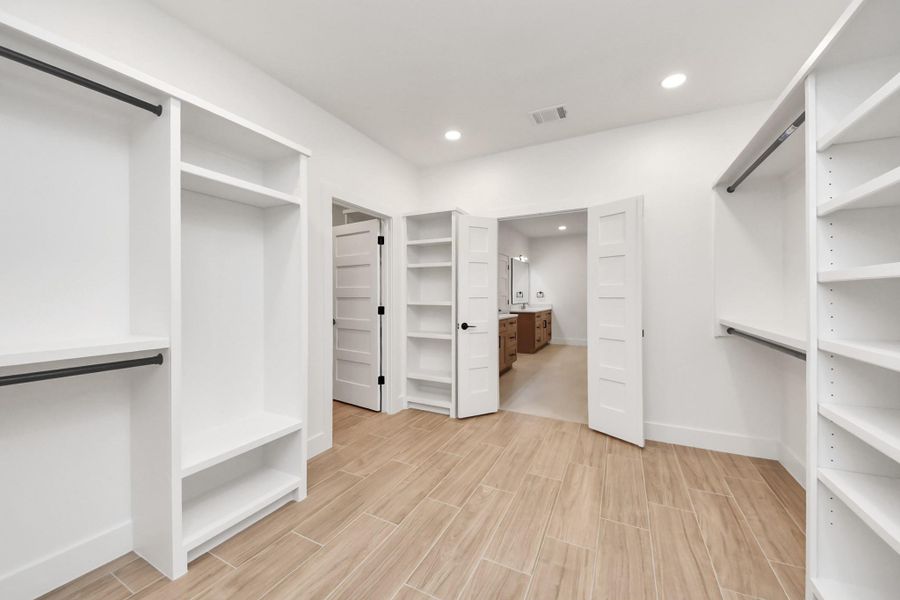 Spacious, unfurnished interior of a new home in , Rosharon (Image 30).