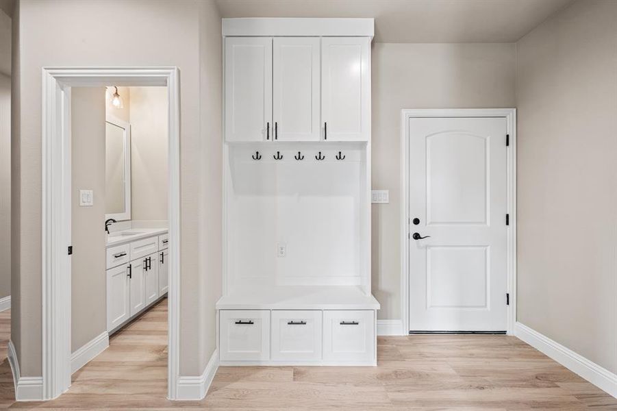 ...with soft closing drawers! ...with soft closing drawers!