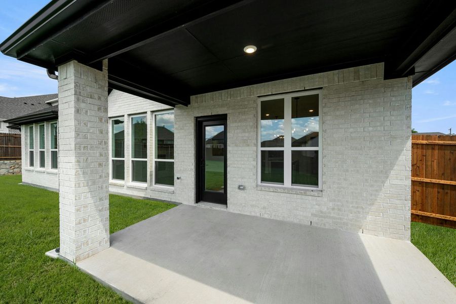 Exterior details and patio area of a home in Kentsdale Farms, DeSoto (Image 3).