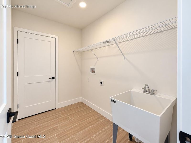 Spacious, unfurnished interior of a new home in St. John's Preserve, Palm Bay (Image 13).