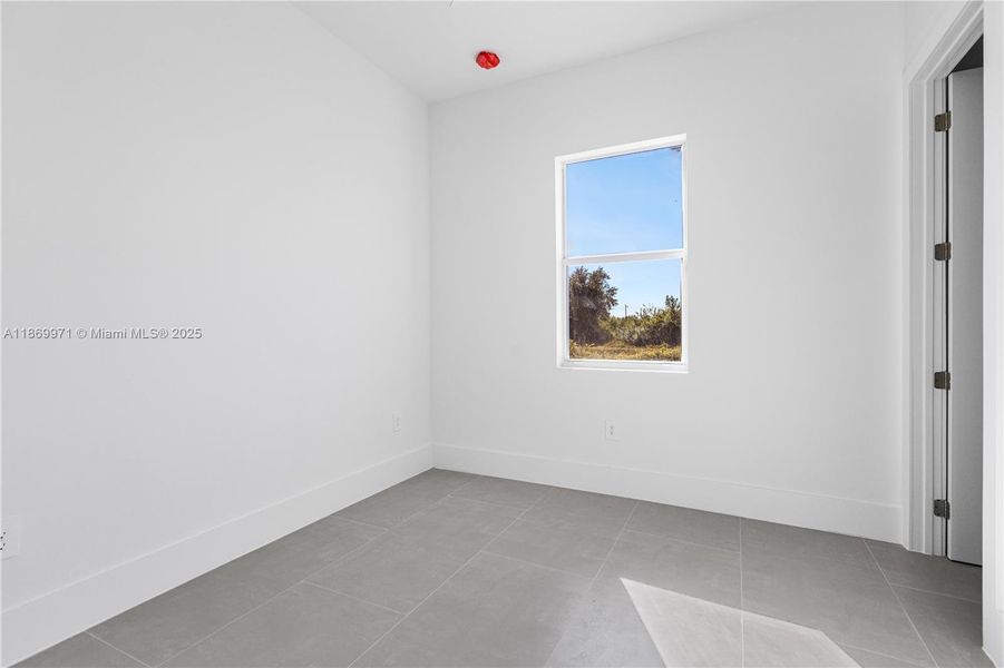 Spacious, unfurnished interior of a new home in , Lehigh Acres (Image 14).