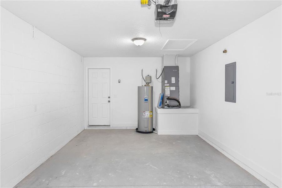 Spacious, unfurnished interior of a new home in , Orange City (Image 14).