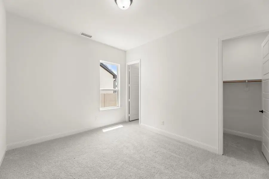 Spacious, unfurnished interior of a new home in Painted Tree Woodlands, McKinney (Image 22).