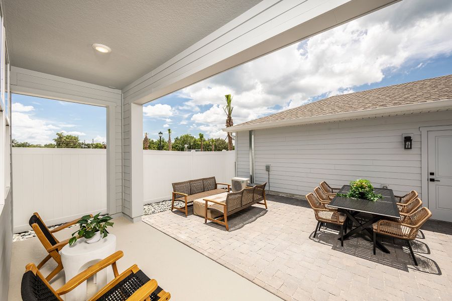 Representative exterior details of a home built from the Richmond End by Beazer Homes in Aulin Square, Oviedo (Image 3).