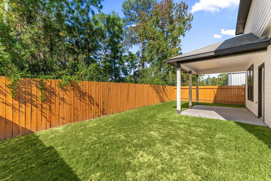 Exterior details and patio area of a home in Lexington Heights, Willis (Image 3).