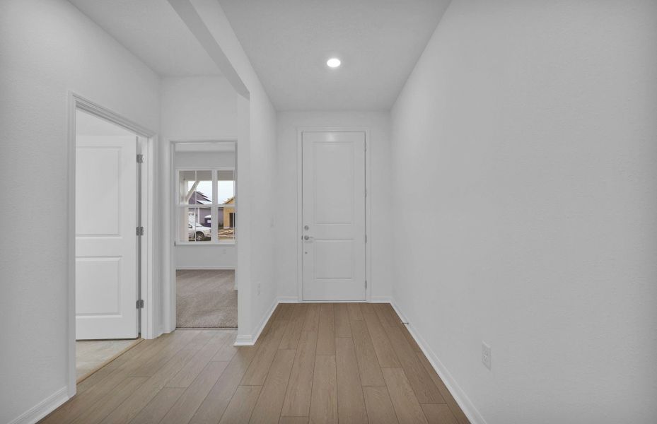 Spacious, unfurnished interior of a new home in Hyland Trail, Green Cove Springs (Image 16).