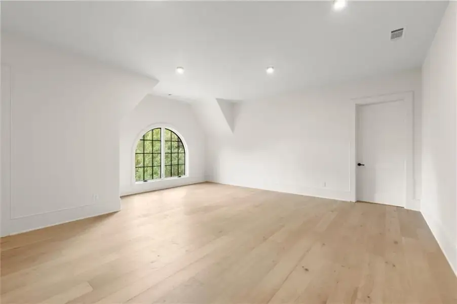 Spacious, unfurnished interior of a new home in , Alpharetta (Image 48).