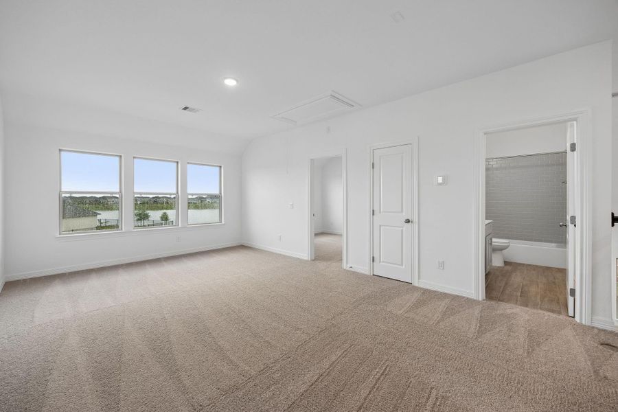 Spacious, unfurnished interior of a new home in Lago Mar, Texas City (Image 24).
