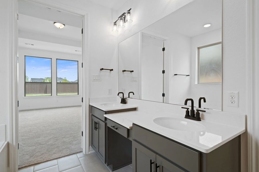 Primary bath. Note: Sample product photo - actual exterior and interior selections may vary by homesite Primary bath. Note: Sample product photo - actual exterior and interior selections may vary by homesite