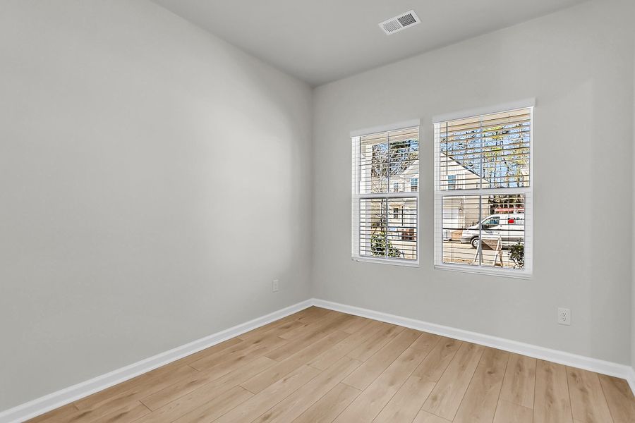 Spacious, unfurnished interior of a new home in Six Oaks, Summerville (Image 16).