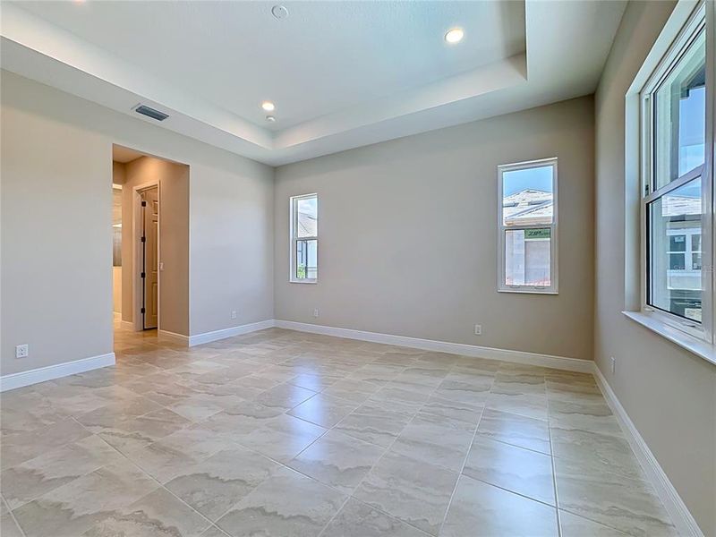 Spacious, unfurnished interior of a new home in Watercolor Place, Bradenton (Image 36).