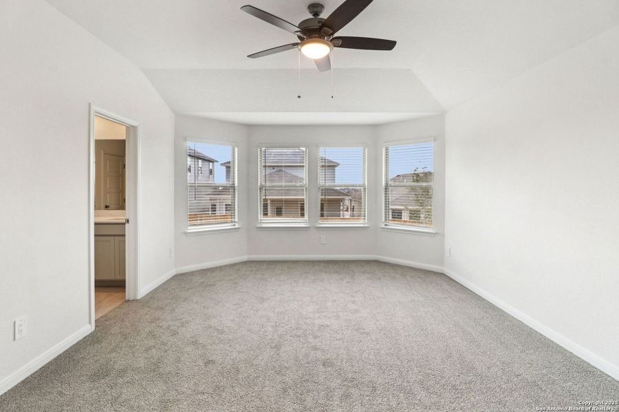 Spacious, unfurnished interior of a new home in Catalina, Converse (Image 24).