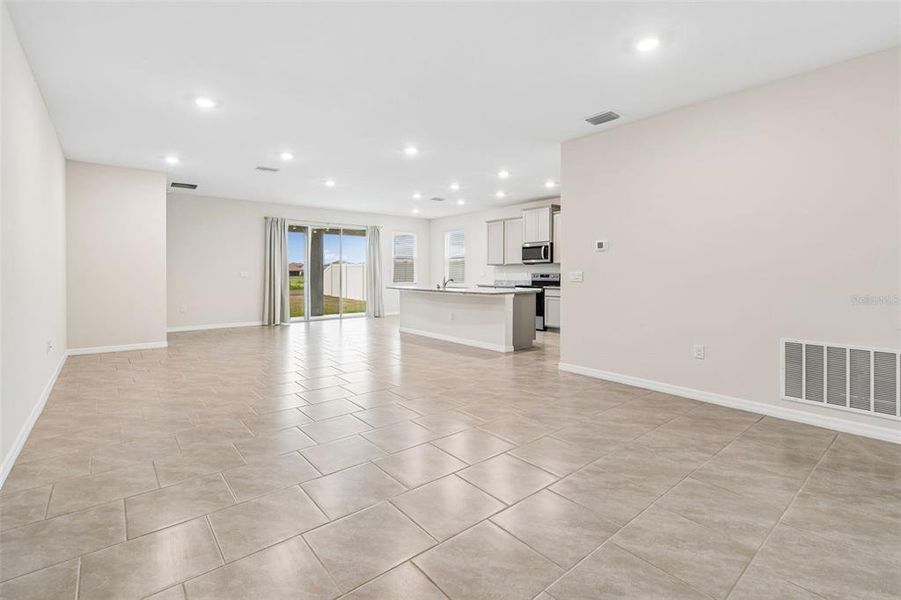 Spacious, unfurnished interior of a new home in Mirada, San Antonio (Image 24).